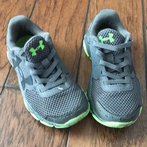 Under Armor youth Sneakers 😀.    Size 12